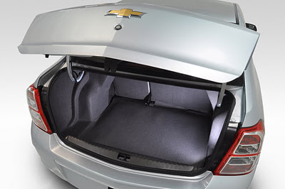 Chevrolet-Cobalt-Brasil-2012-porta-malas